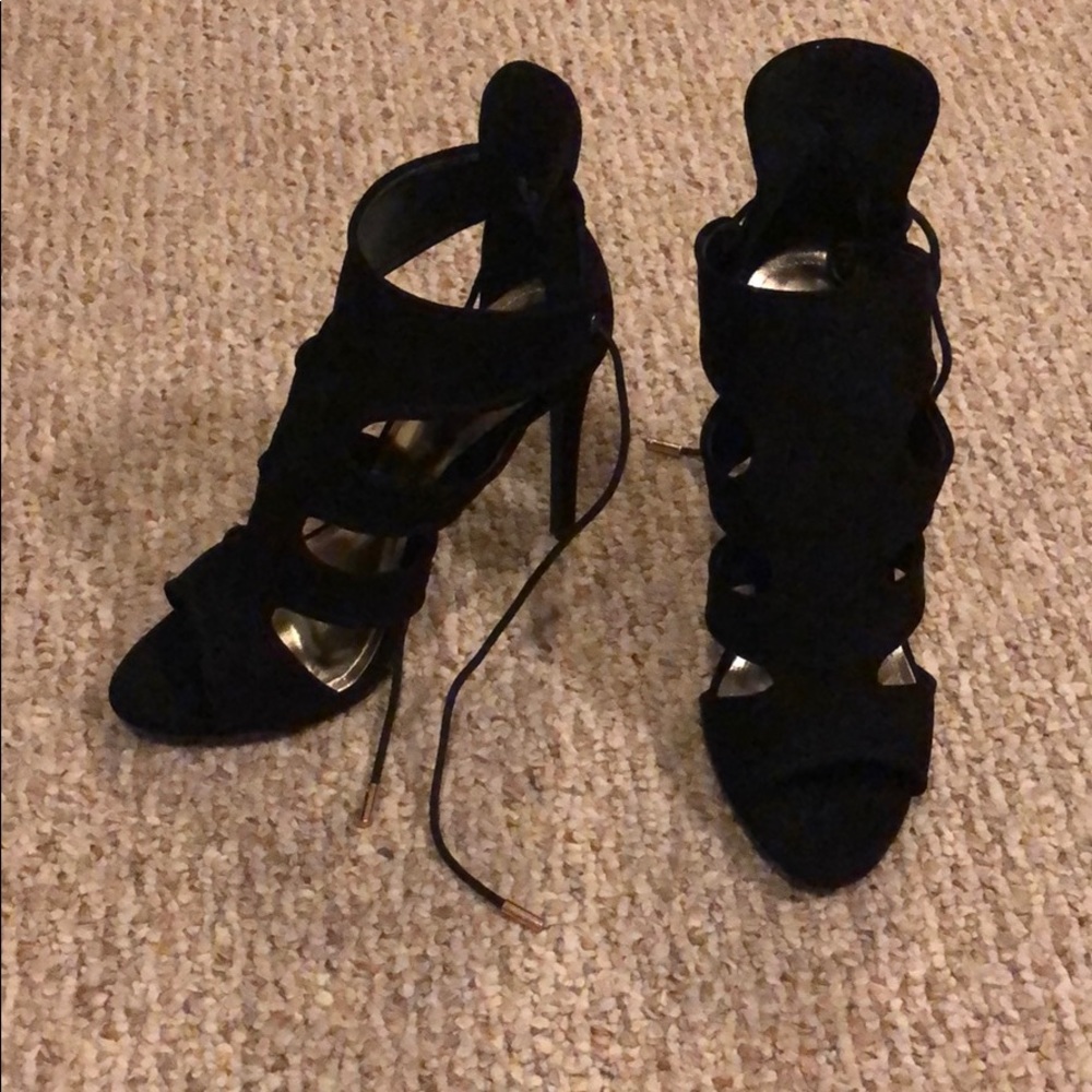 Super sexy black strappy heels!